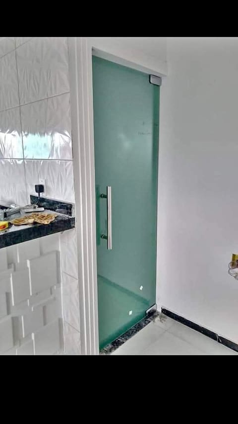 Fabricao e instalação de porta janela em vidro e alumínio em geral