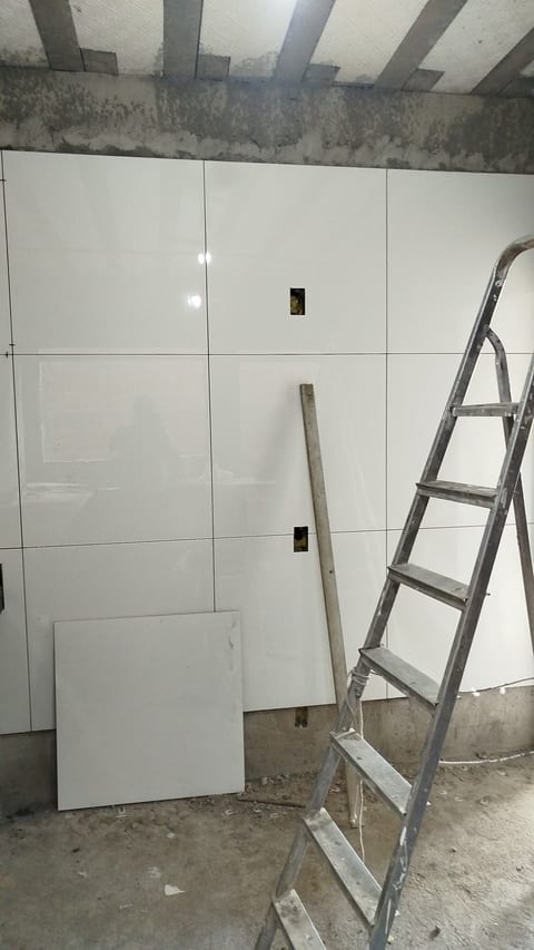 Reformas , pequenos reparos, pintura, impermeabilização, colocação de portas e janelas , elétrica e hidráulica.