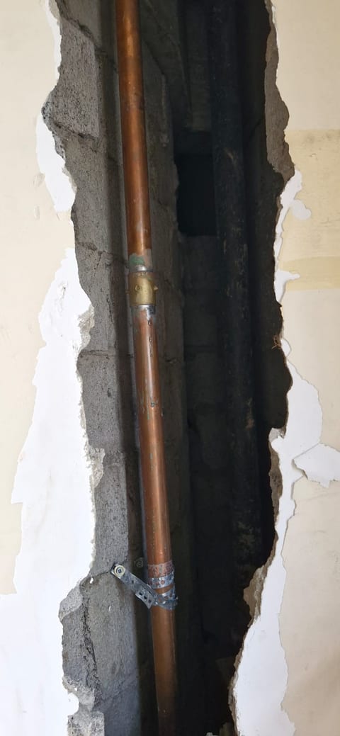 Troca de tubulação e reparo nas paredes com pintura