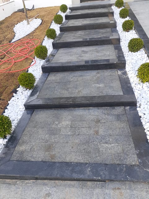 Eu trabalho com acabamento pisos porcelanato pedras de mármore mirasemas etc..