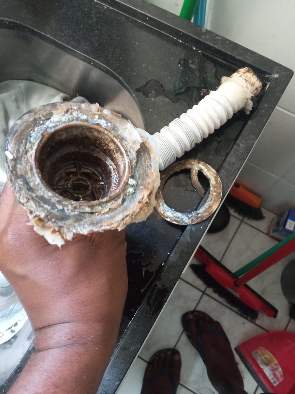 todo tipo de serviço residencial predial encanador eletricista desentupidora 24 h