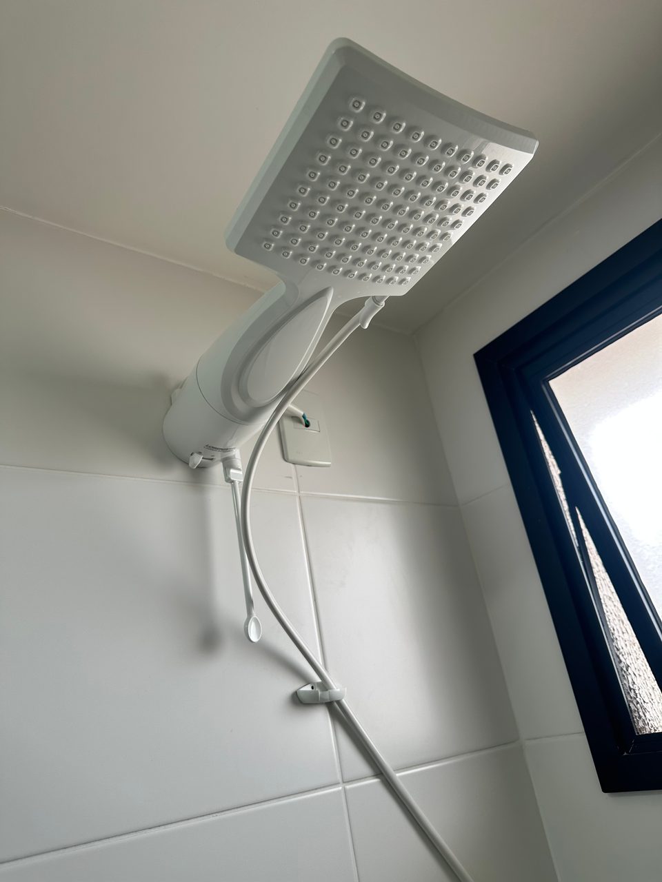 Instalação de chuveiro e utensílios de banheiro