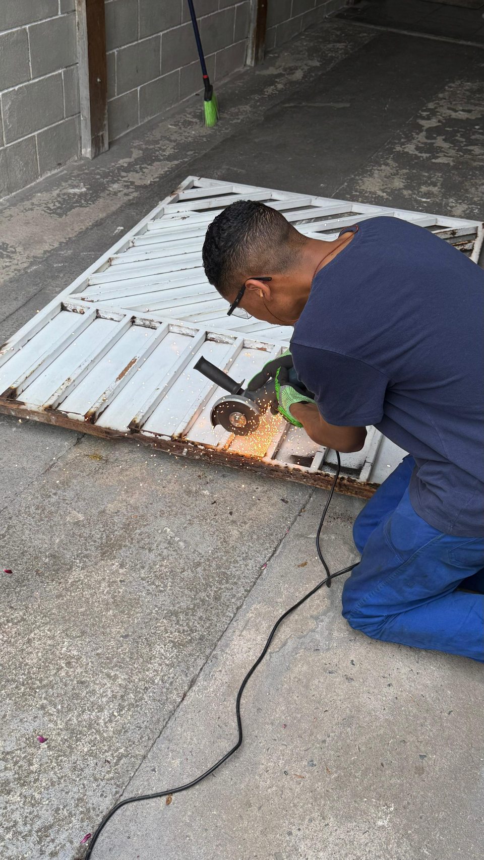 Serralheria em geral / Eletricista residencial.
