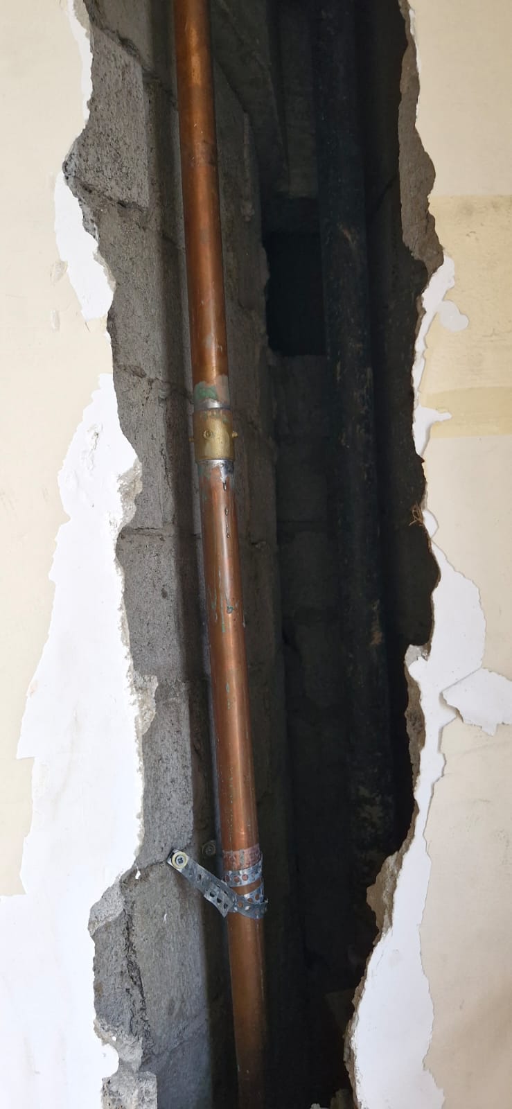 Troca de tubulação e reparo nas paredes com pintura