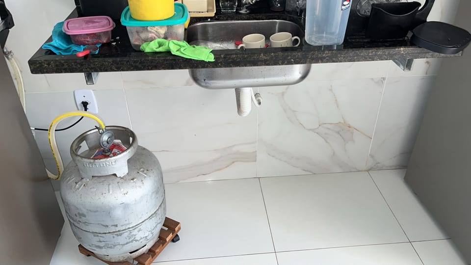 Preciso fazer fechamento de pia e escada e colocar piso